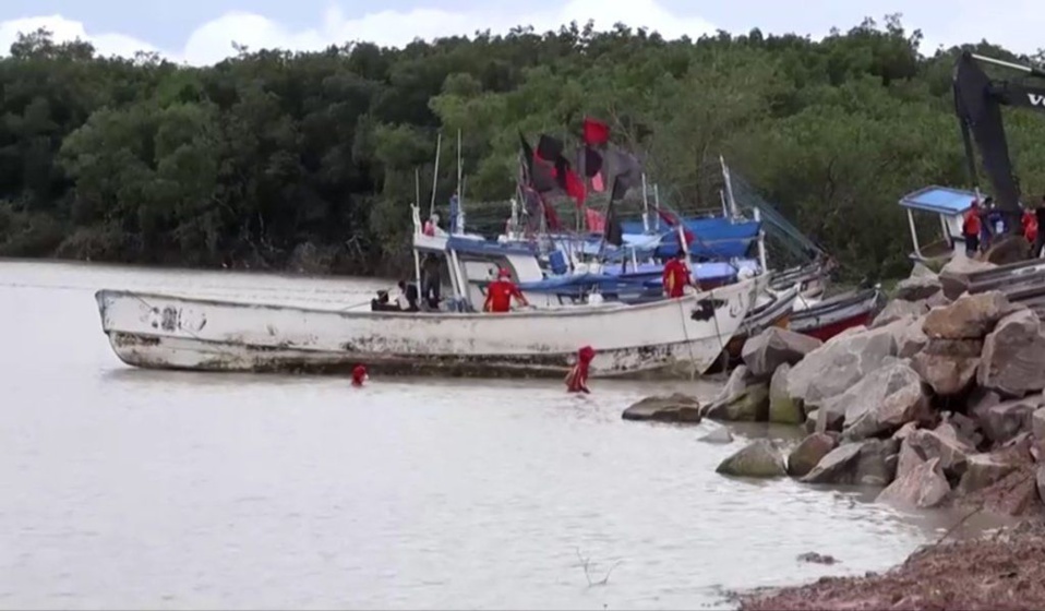 Deux autres dépouilles et 43 paquets d’une substance inconnue trouvés dans le fameux bateau