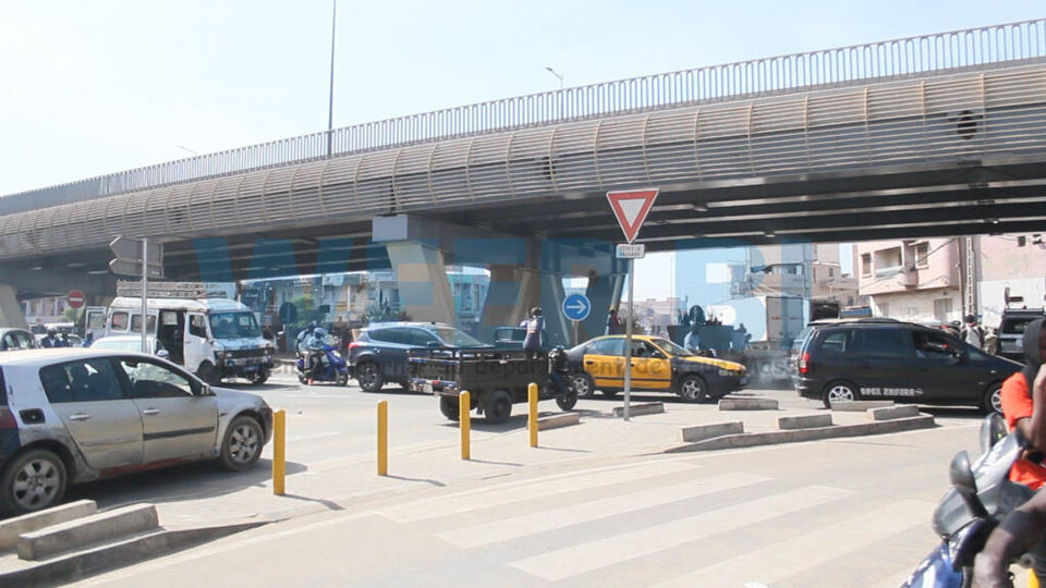 Pont de Keur Massar endommagé par un poids lourd