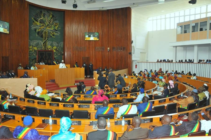 Démarrage des plénières de l'Assemblée Nationale: les ténors absents, Toussaint Manga fait feu sur Niasse