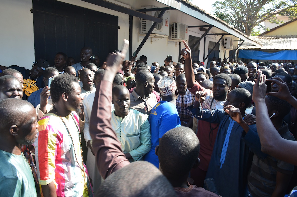 CAFOUILLAGE SUR LE LIEU D’INHUMATION DU DEFUNT PDG DE WALF: A Yoff, les Sénégalais attendaient en masse Sidy Lamine Niass