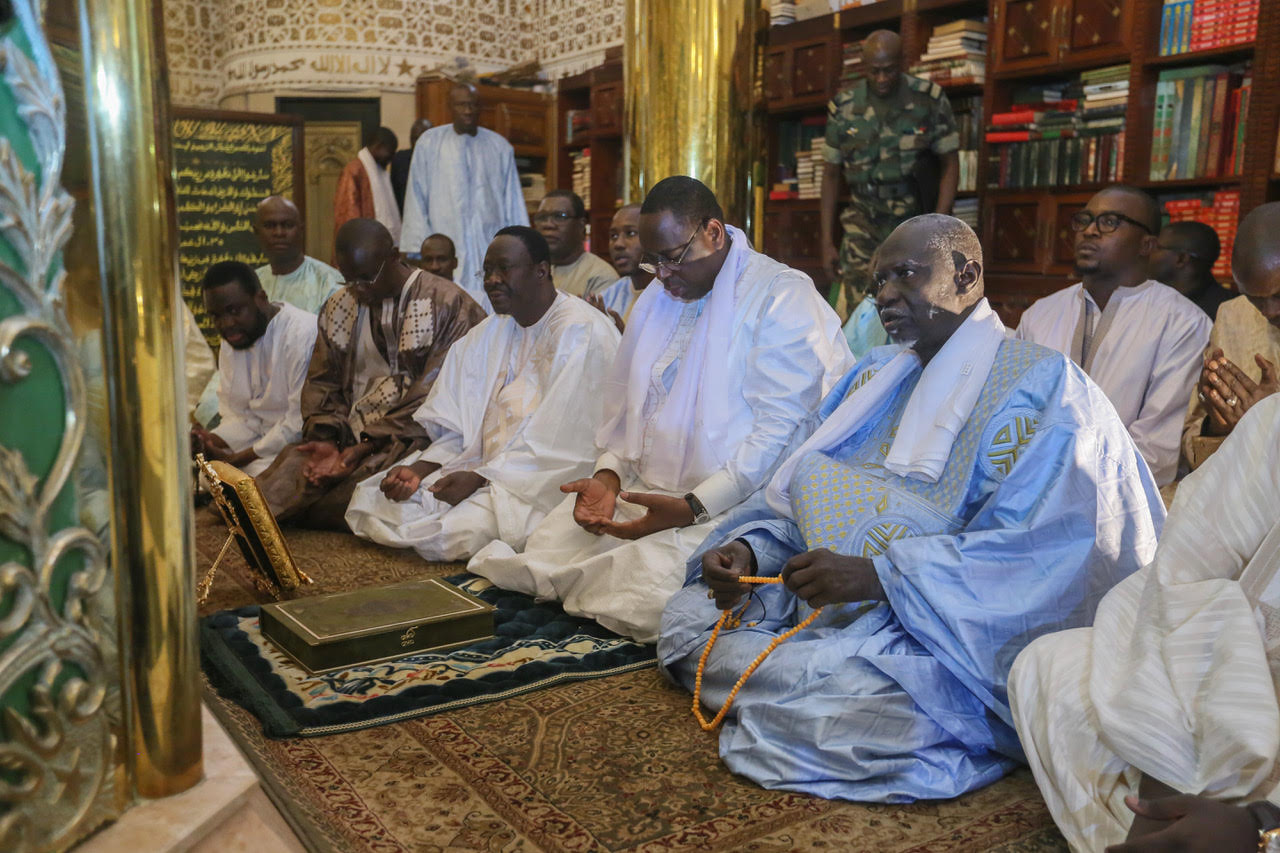 IMAGES : Les prières de Macky Sall au mausolée de Serigne Touba pour un 2ème mandat