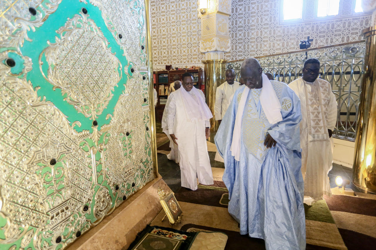 IMAGES : Les prières de Macky Sall au mausolée de Serigne Touba pour un 2ème mandat