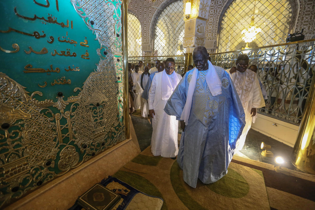 IMAGES : Les prières de Macky Sall au mausolée de Serigne Touba pour un 2ème mandat