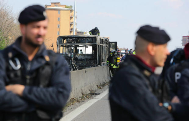 L’ITALIE FROLE LE PIRE: Ousseynou Sy prend en otage plus de 50 écoliers, les menotte et brûle le bus