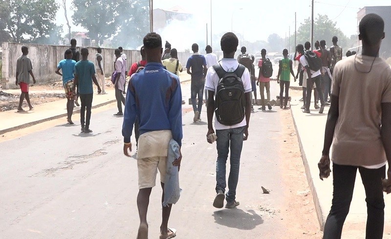 Deux étudiants blessés par balles blanches