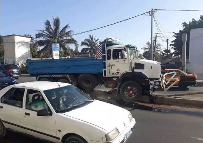 ACCIDENT ROUTIER MORTEL A POSTE THIAROYE: Un camion fou s’encastre dans une agence, tue un tailleur et fait 4 blessés