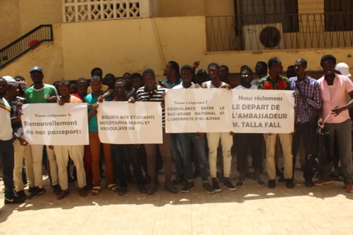 APRES AVOIR FAIT LE SIEGE DE L’AMBASSADE ET MANIFESTE LEUR COLERE: Les étudiants sénégalais établis au Caire étalent leur mal-vivre et exigent le départ de l’ambassadeur