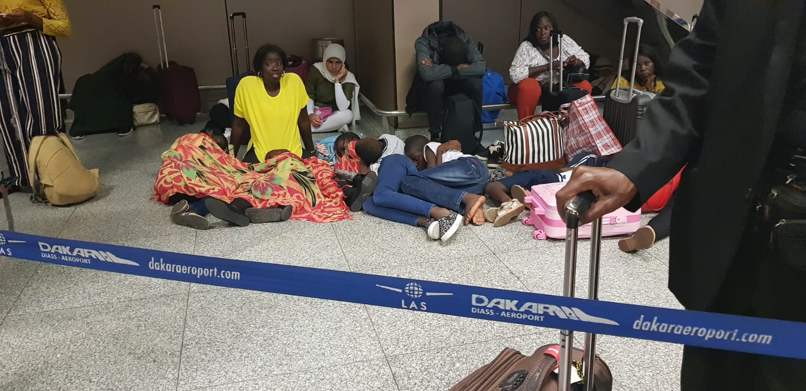 [Photos] AIBD : Une passerelle fissure un réacteur d'un avion de la Royal Air Maroc, les passagers abandonnés à leur sort