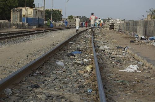 Acte contre-nature à Guinaw-Rails : 2 jeunes amants gays surpris nus dans la rue et sur le point de coucher ensemble