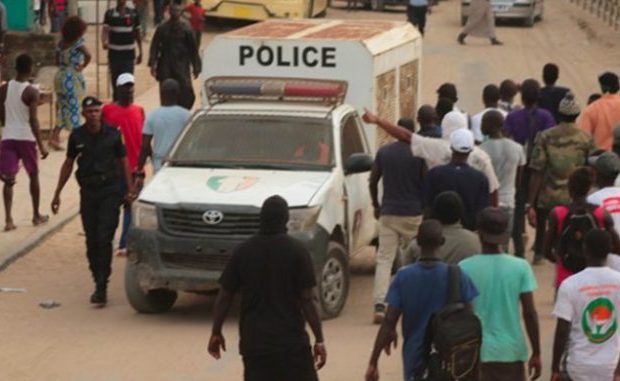 Agression contre le lieutenant de police Omar B Diedhiou: Saër Mbengue présenté comme un déficient mental, l’enquête vise la tentative de vol avec effraction et usage d’arme blanche et Cbv