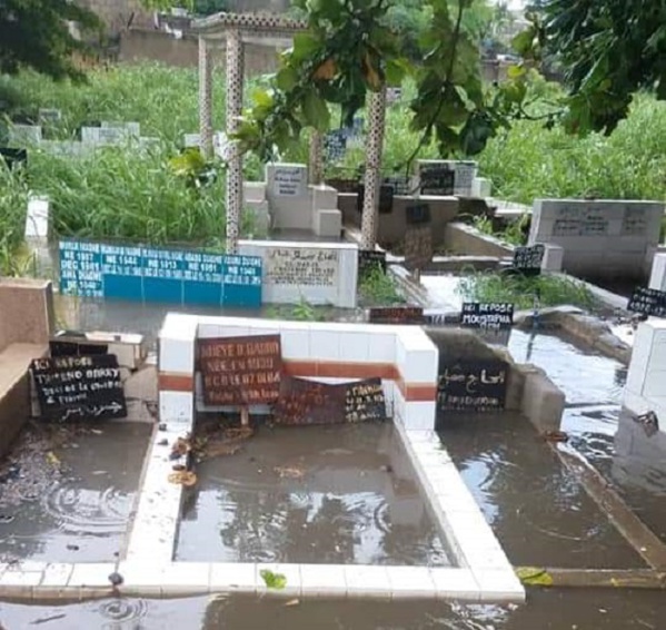 Inondations: Le cimetière de Pikine sous les eaux