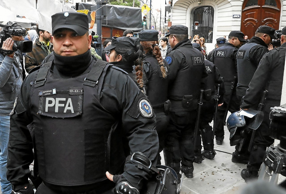 Argentine: la police agresse, vole et mate des commerçants sénégalais