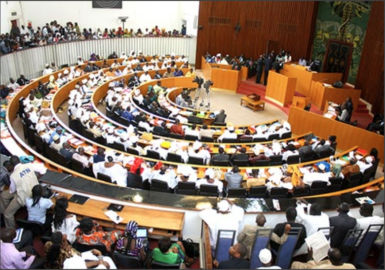 CONFLIT ENTRE PARENTS ET ECOLES PRIVÉS, INTERDICTION DU VOILE, DEFICIT DE TABLES-BANCS… : Les députés listent les maux de l’école sénégalaise