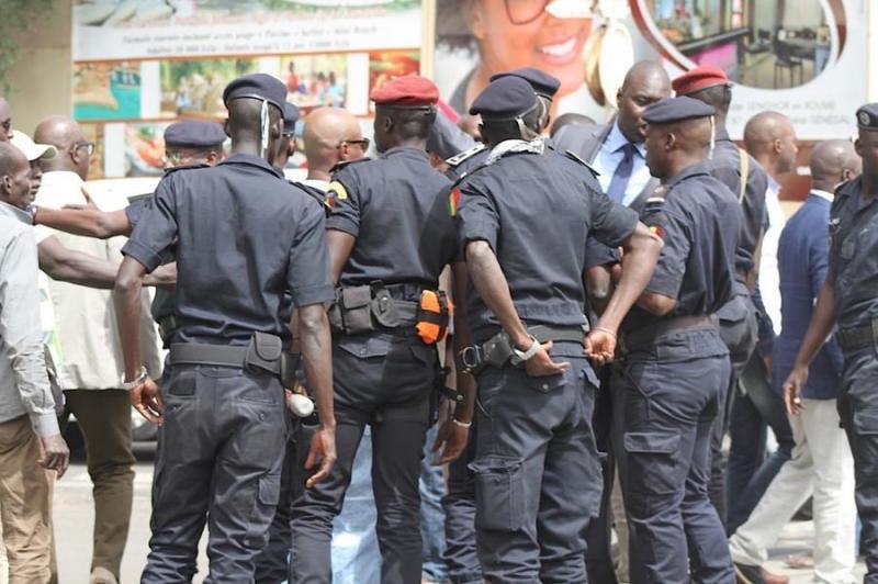 INTERPELLEE POUR NON-PORT DE MASQUE A THIAROYE: Virginie S. insulte les policiers et les traite de corrompus ; le secrétaire d’Etat Moïse Sarr demande que l’affaire soit classée sans suite