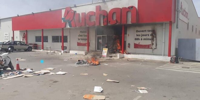 MANIFESTANTS INTERPELLÉS LORS DU PILLAGE DUMAGASIN AUCHAN DES HLM GRAND-YOFF Le procureur requiert la condamnation des 29 prévenus, la défense s'indigne, tire sur lui et charge Auchan