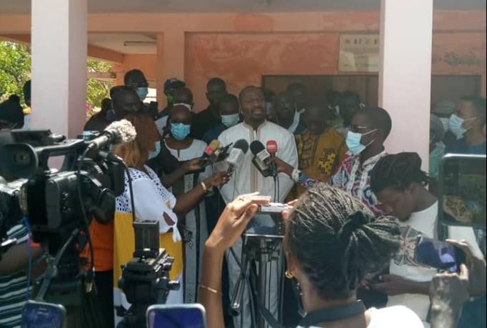 SITUATION PRECAIRE ET CONDITIONS EXECRABLES DE TRAVAIL A L’HOPITAL REGIONAL DE ZIGUINCHOR Guy Marius Sagna, Kilifeu et Madia Diop Sané marchent aujourd’hui aux côtés des travailleurs