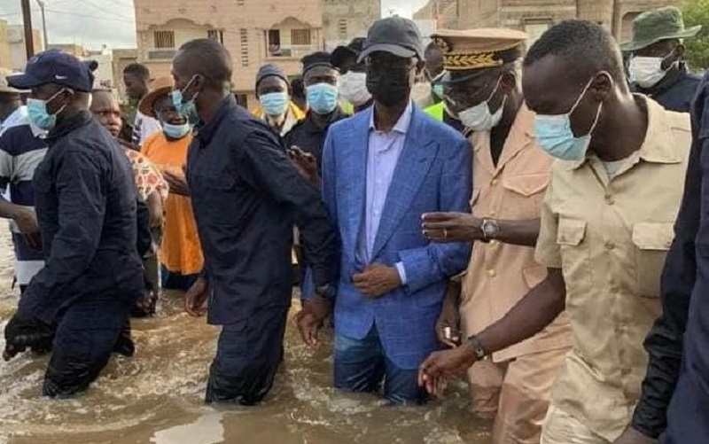 Inondations dans la banlieue de Dakar: les populations se rebellent, Antoine Diome patauge