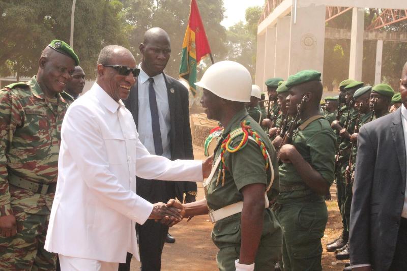 COUP D’ÉTAT EN GUINÉE  Le Président Alpha Condé mis aux arrêts par les militaires, la rue applaudit, l’Onu, l’UA et la Cedeao condamnent