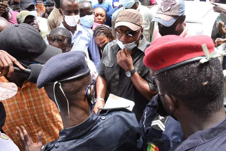 Chaude matinée à la sous-préecture de Grand-Dakar: Barth menace le commissaire et charge le sous-préfet, la Bip appelée e renfort