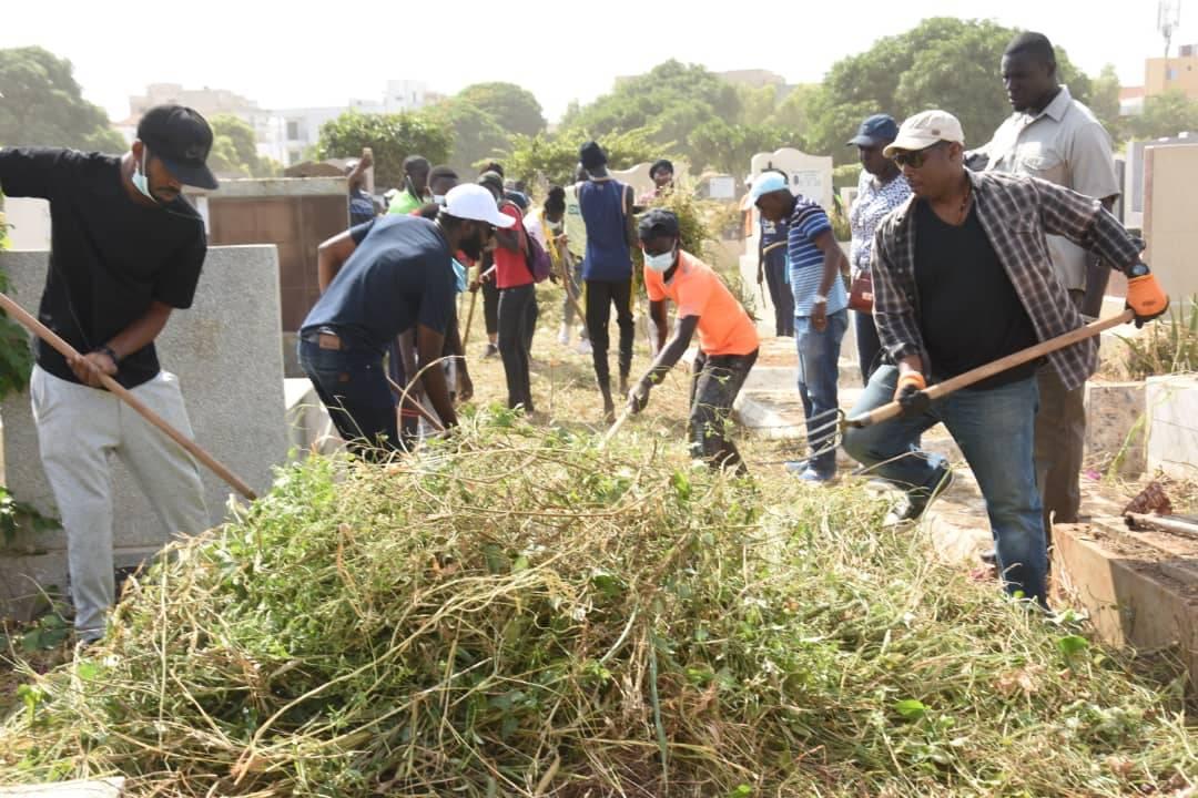 Barth participe au désherbage du cimetière