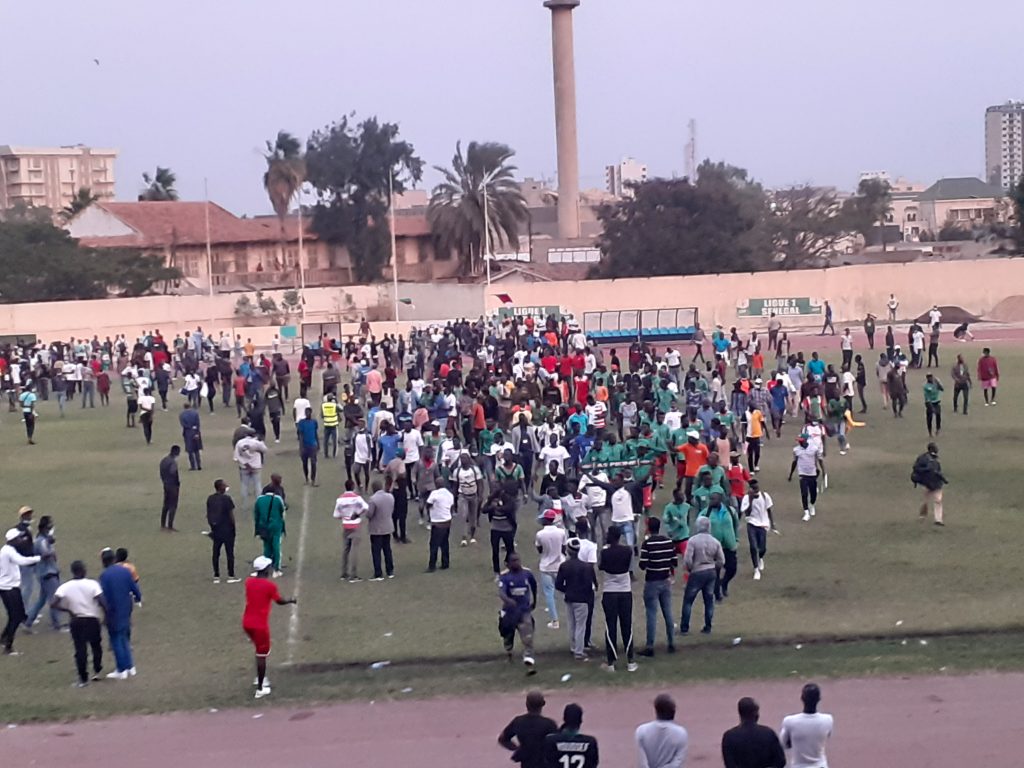 LA LIGUE 1 SÉNÉGALAISE AUX ALLURES DE NAVETANE: Le choc Jaraaf-Pikine interrompu par la violence sur les tribunes