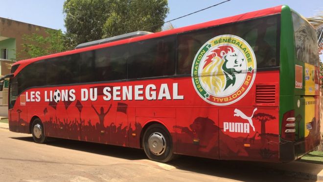 BAL : Le bus des Lions champions d’Afrique transporte l’équipe du Duc