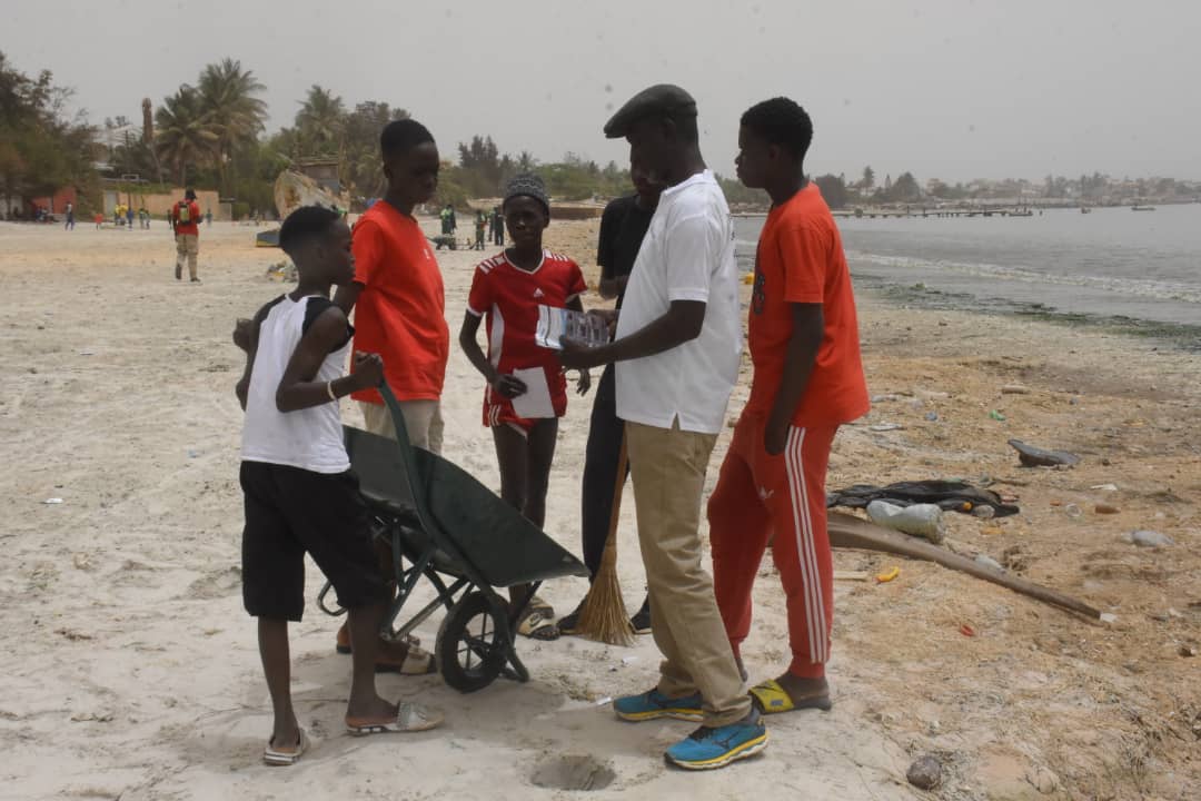 JOURNEE MONDIALE DE L’ENVIRONNEMENT: La plage de Hann Marinas fait peau neuve sous le regard des tableaux de Nataal Mag portant sur la pollution de la baie