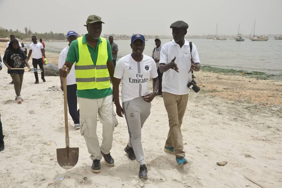 JOURNEE MONDIALE DE L’ENVIRONNEMENT: La plage de Hann Marinas fait peau neuve sous le regard des tableaux de Nataal Mag portant sur la pollution de la baie