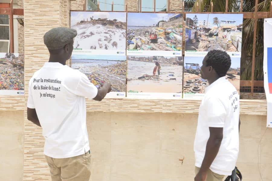 JOURNEE MONDIALE DE L’ENVIRONNEMENT: La plage de Hann Marinas fait peau neuve sous le regard des tableaux de Nataal Mag portant sur la pollution de la baie