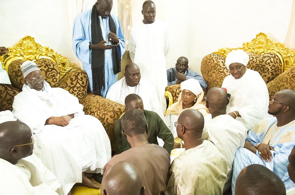 CAMPAGNE DES LEGISLATIVES DE BBY A TOUBA :Serigne Mountakha Mbacké adoube Mimi et encense Macky