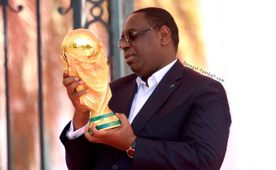 MACKY SALL DRAGUE LE TROPHÉE DU MONDIAL, CHANTE ET DANSE POUR UNE VICTOIRE FINALE EN DÉCEMBRE :«De tous tes prétendants, nous sommes le seul pays de la Téranga»