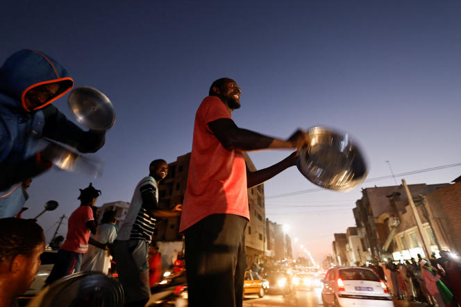 CONCERT DE CASSEROLES ET DE KLAXONS: Le mot d’ordre de Yewwi largement suivi, Barth fait le show à Dakar, les étudiants crient «Macky dégage !», Sonko invisible