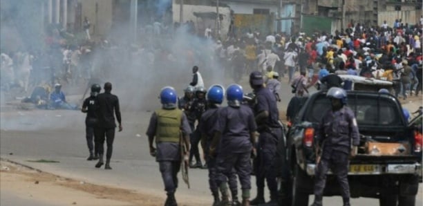 SON CONVOI GAZÉ PAR LA POLICE À PATTE D’OIE:  Ousmane Sonko change d’habit et poursuit son « doxantu » drainant ainsi beaucoup de monde sur l’autoroute