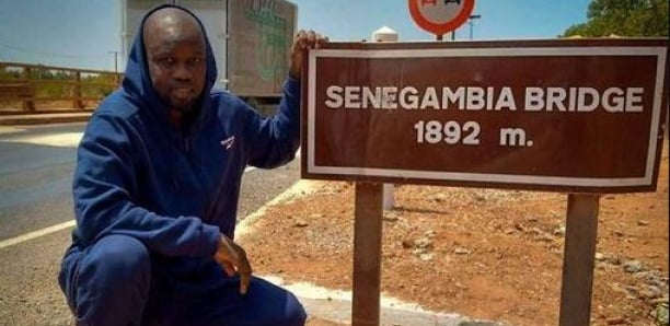 Sonko se photographie au pont de Gambie