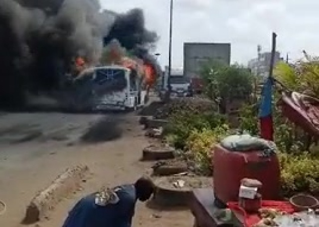 ATTAQUE AU COCKTAIL MOLOTOV : Des individus encagoulés mettent le feu dans un bus Tata ligne 65 ; 02 morts, plusieurs blessés