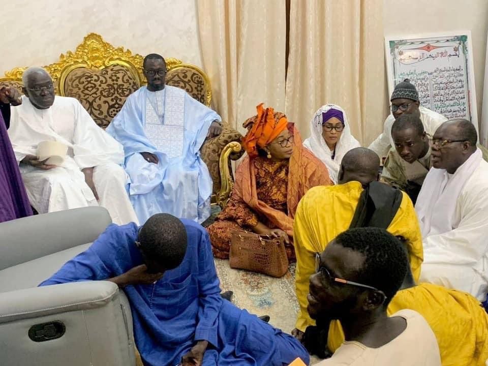 VISITE DE YEWWI ASKAN WI À TOUBA  : Serigne Mountakha Mbacké donne des dattes à Sonko pour arrêter sa grève de la faim