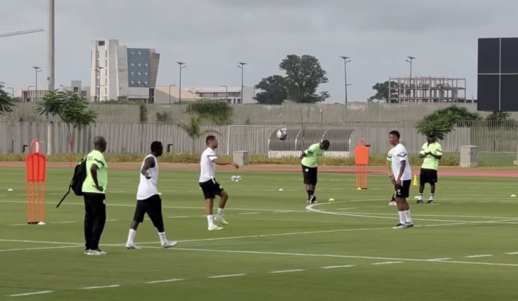 AMBIANCE AU GALOP D’ENTRAINEMENT DES LIONS : Mory Diaw taille géant, Boulaye Dia au repos, Formose Mendy toujours absent, Chelsea, la fille de Aliou Cissé, omniprésente