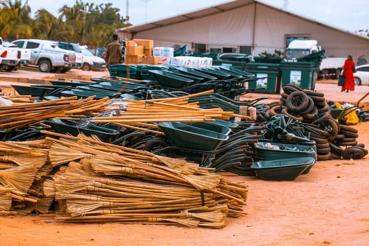 Magal de Touba : Le ministre Moussa Balla FOFANA offre du matériel de nettoiement au comité d'organisation