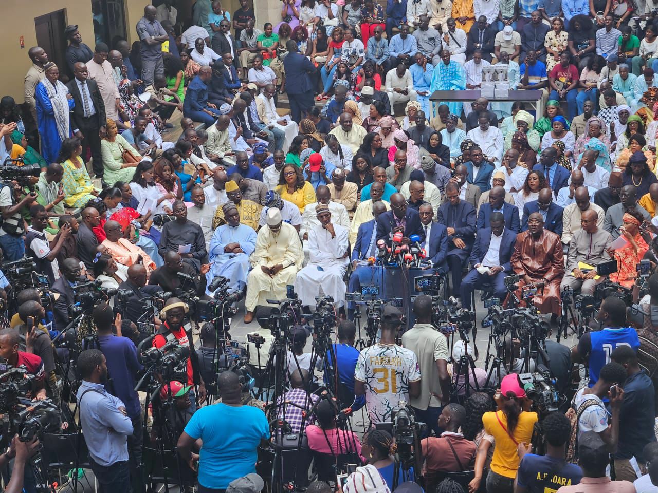 Les inconditionnels du patron de l’Apr avec le Livre-bilan Macky Sall 