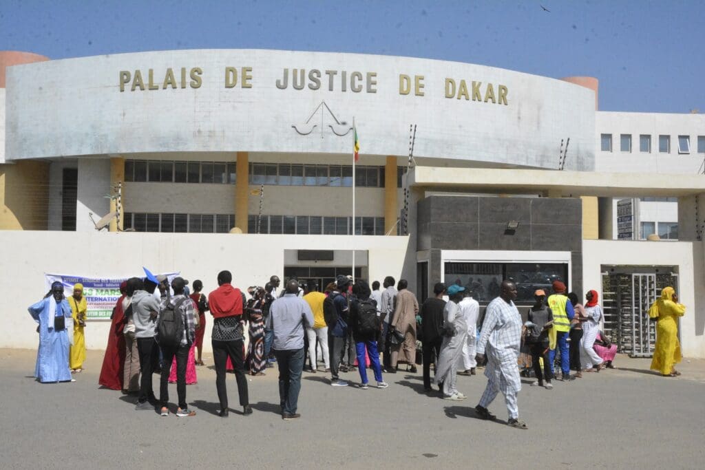 SA MÈRE JUGÉE POUR ESCROQUERIE, IL S'ÉNERVE ET TAXE LE PROCUREUR D'INCONSCIENT Yatma Niang se fait arrêter séance tenante avant d'être condamné à une peine de prison ferme, le parquet envisage de le poursuivre après pour outrage à magistrat