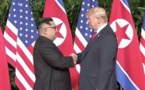 EN IMAGES : la poignée de main historique entre Donald Trump et Kim Jong-un