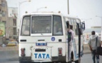 Un bus Tata heurte mortellement un enfant de 7 ans: les riverains renversent le bus, le saccagent, le chauffeur détale