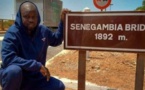 Sonko se photographie au pont de Gambie