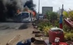 ATTAQUE AU COCKTAIL MOLOTOV : Des individus encagoulés mettent le feu dans un bus Tata ligne 65 ; 02 morts, plusieurs blessés